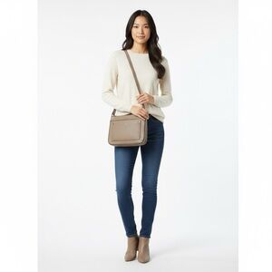 ROOTS Tan Leather‎ Shoulder Crossbody Bag Casual Everyday Bag Zipper Closure
